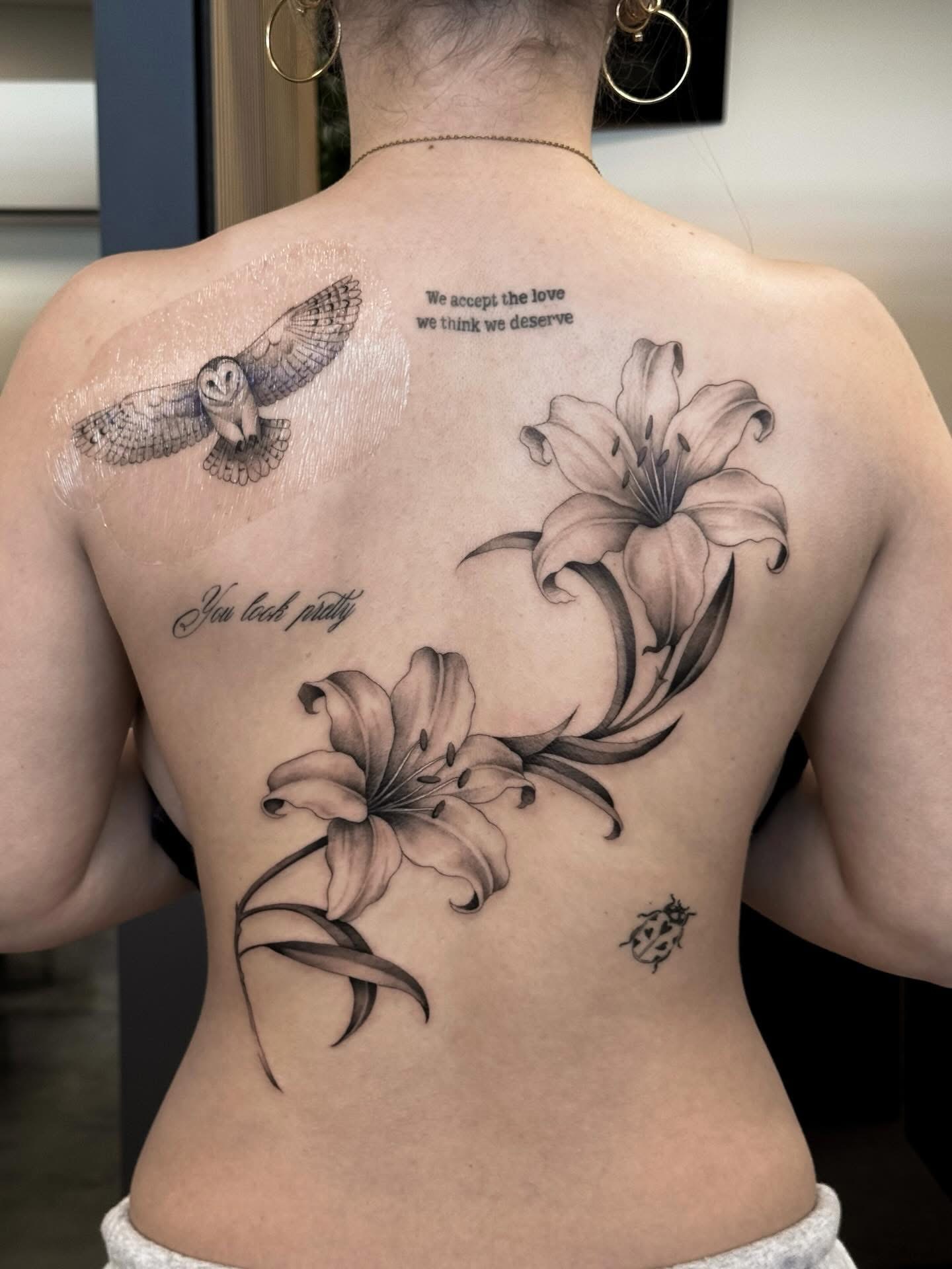 black-and-grey-flily-eminine-back-tattoo