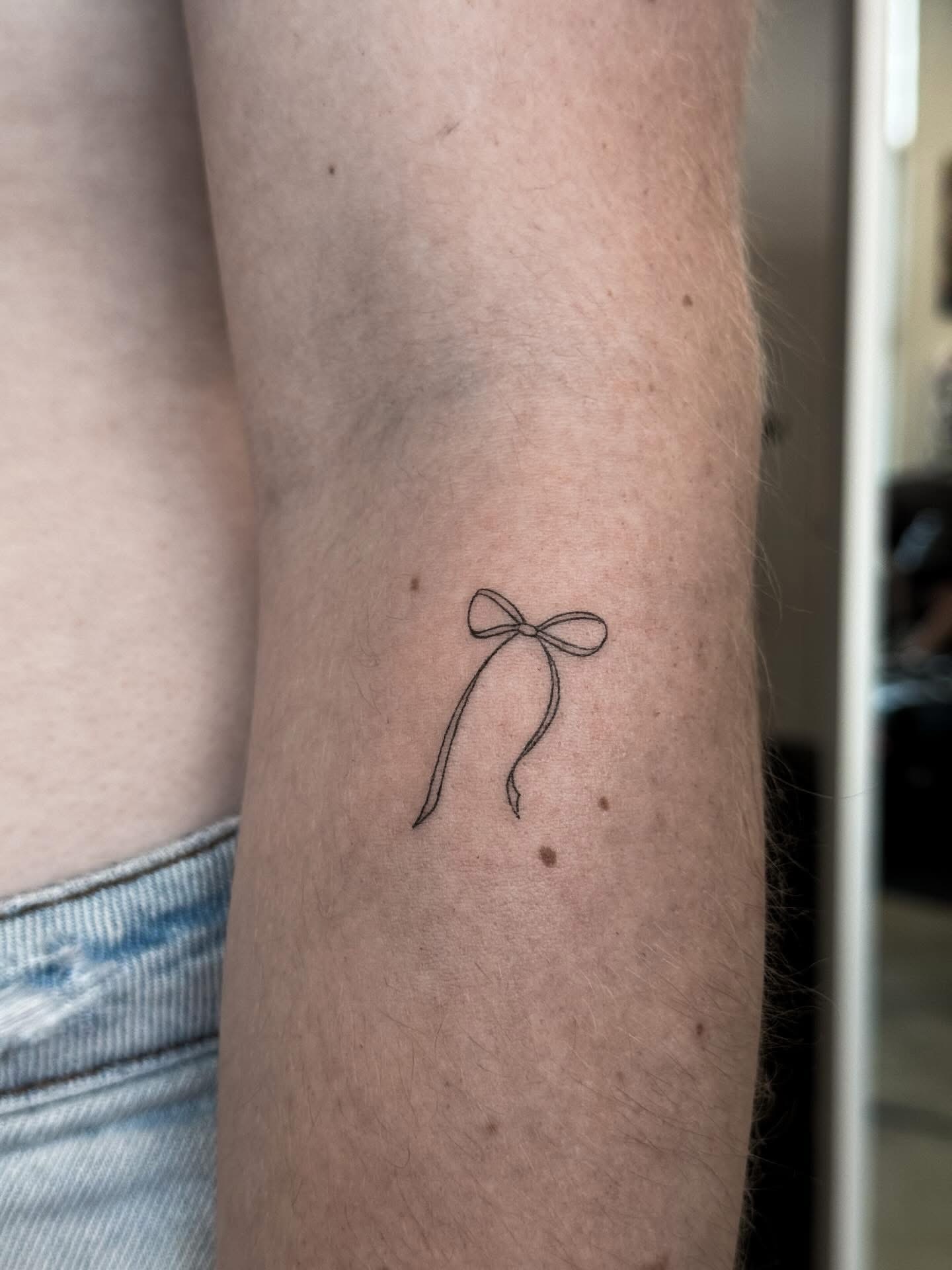 fineline-bow-tattoo-christchurch